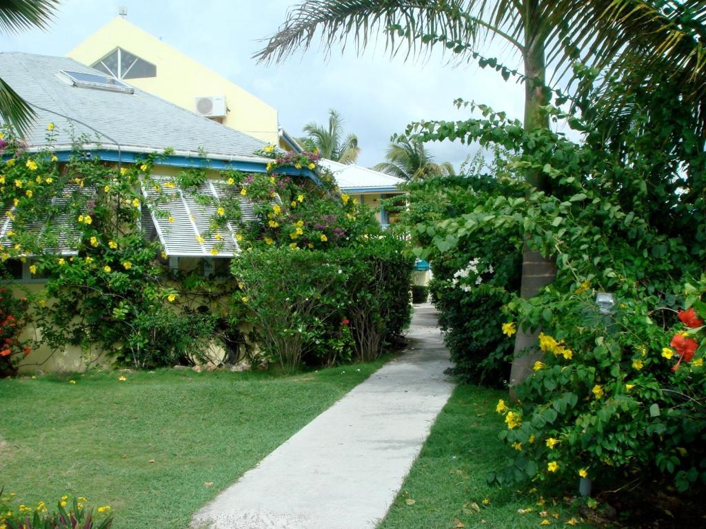 Anchorage Inn Dickenson Bay Екстериор снимка