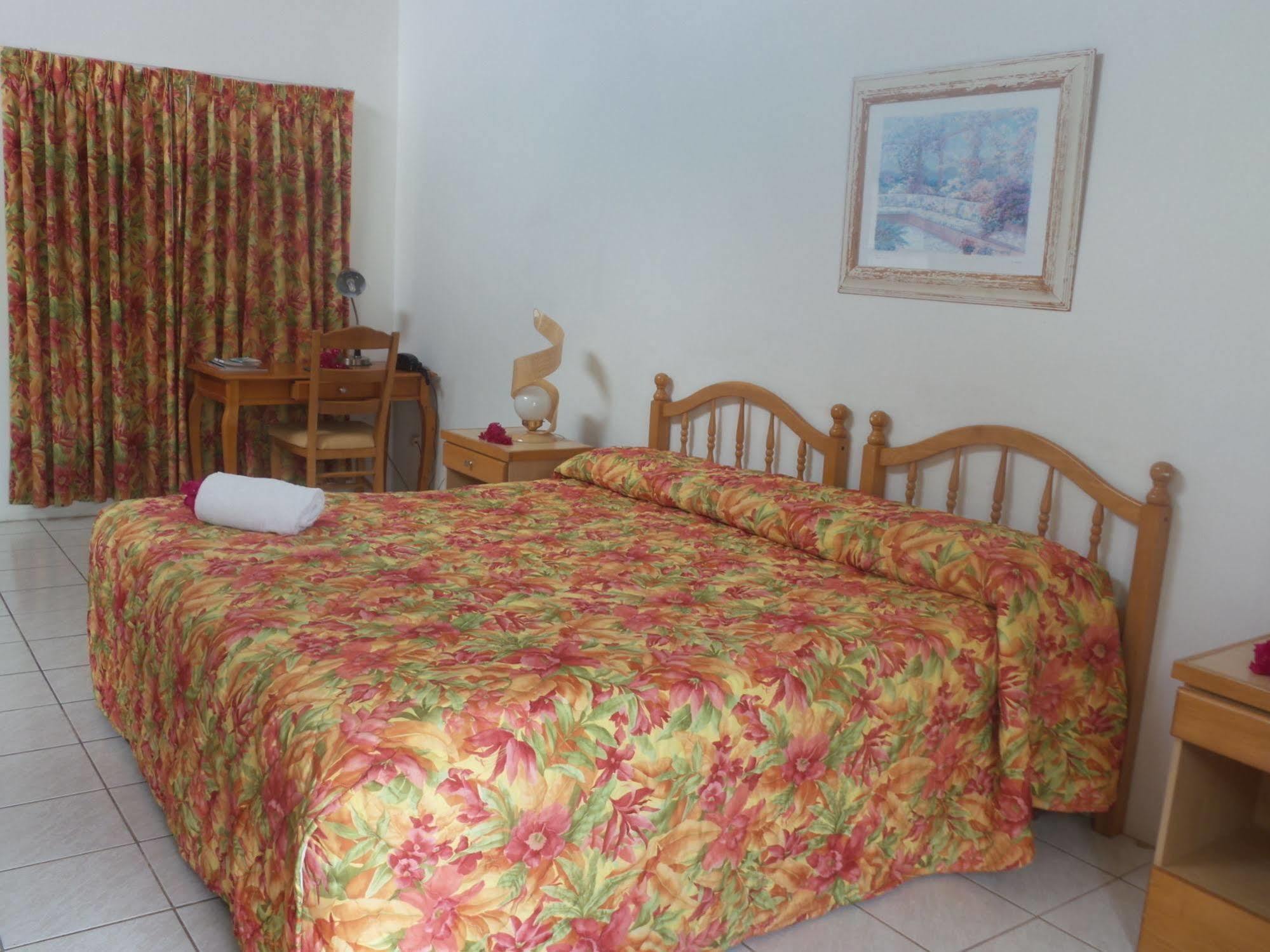 Anchorage Inn Dickenson Bay Екстериор снимка