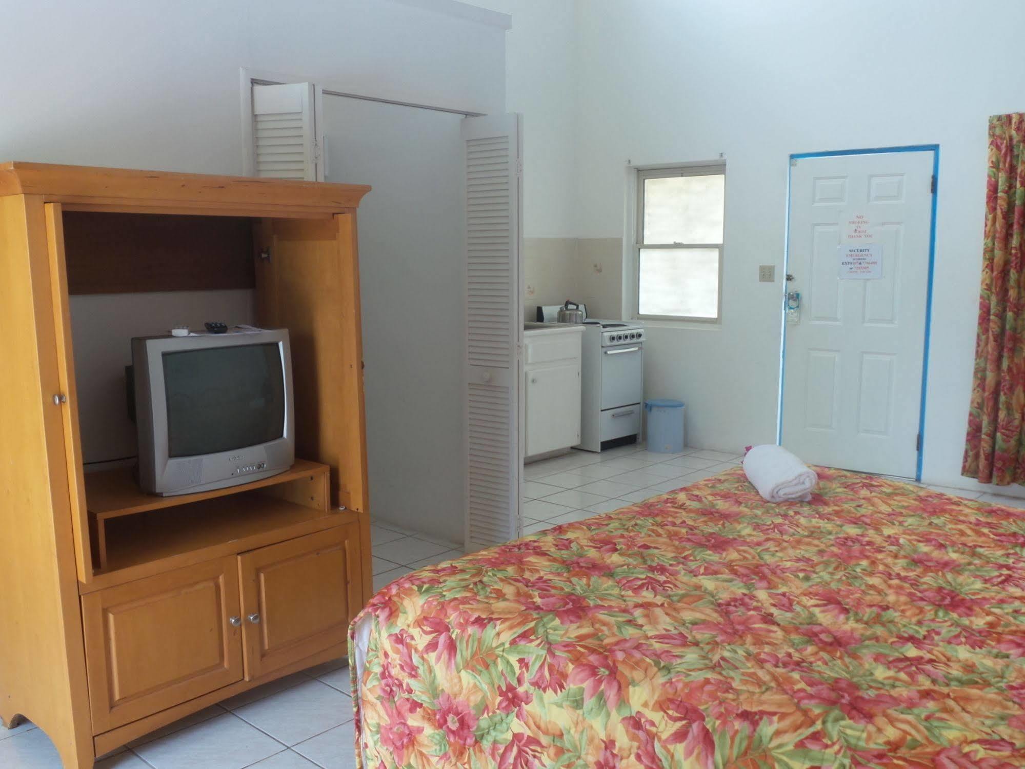 Anchorage Inn Dickenson Bay Екстериор снимка