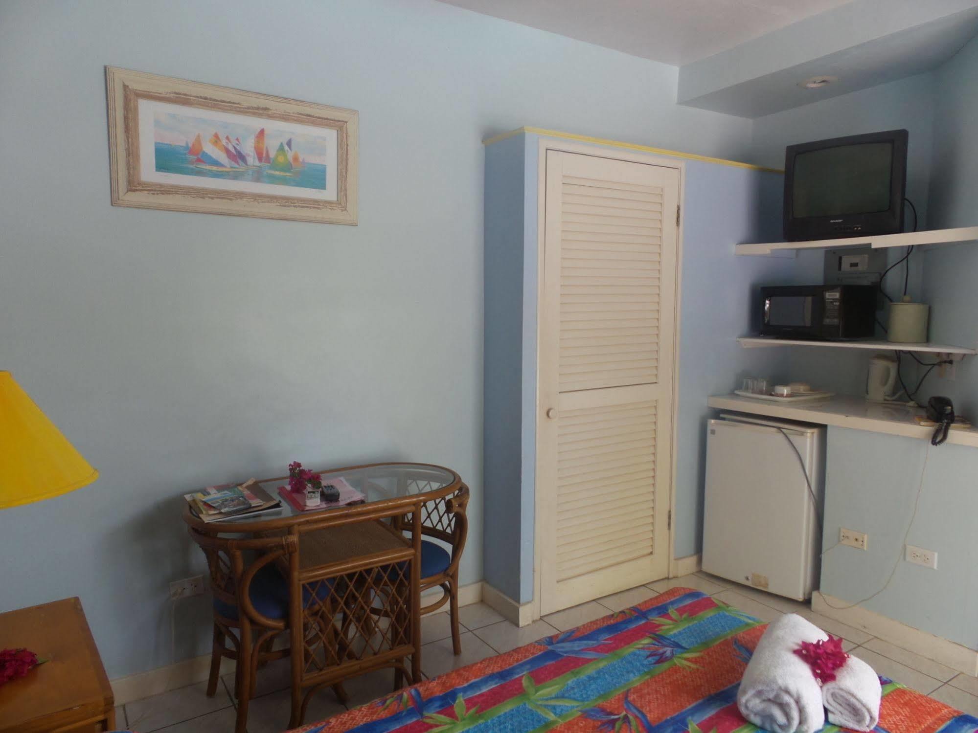 Anchorage Inn Dickenson Bay Екстериор снимка