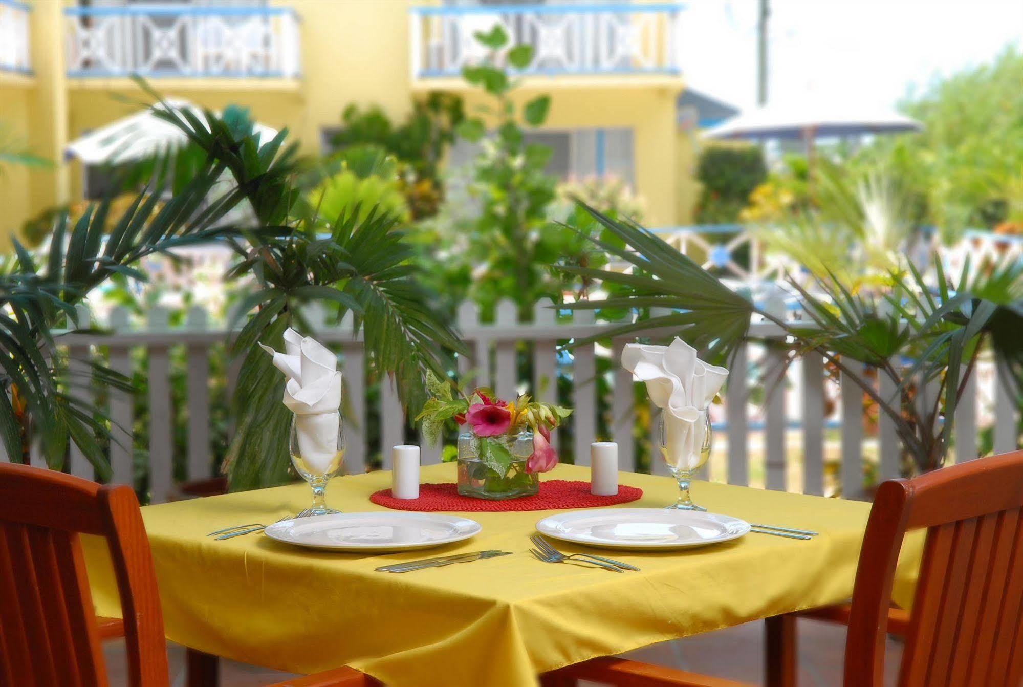 Anchorage Inn Dickenson Bay Екстериор снимка